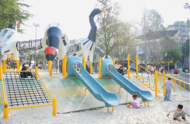 Outdoor Play Equipment: The Developmental Benefits of Combination Slides, Climbing Structures, Swings, and Spinning Equipment