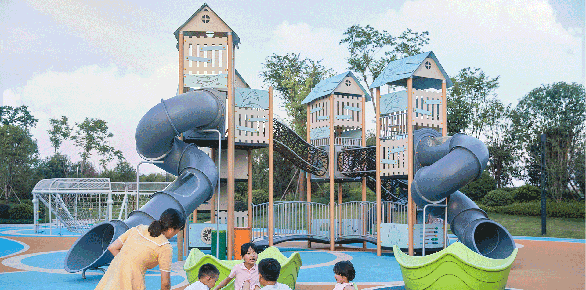 How does the unpowered themed park the perfect place to attract