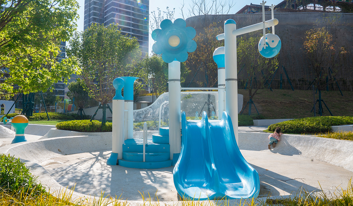 commercial playground equipment supplier