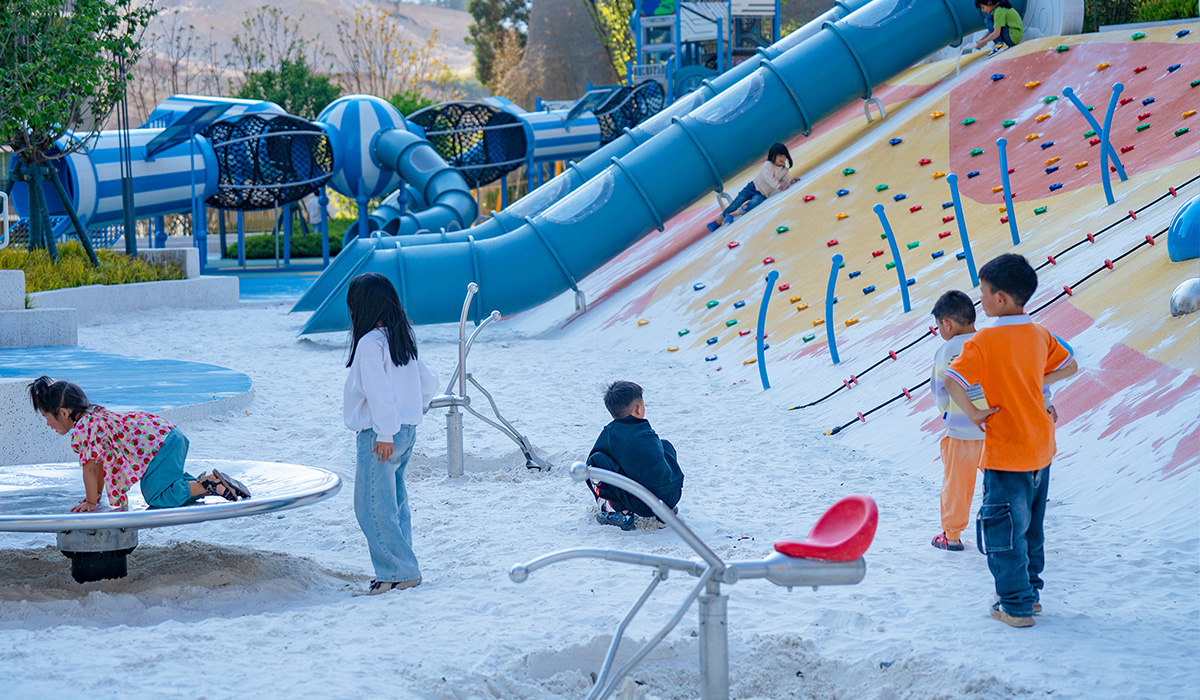 commercial playground equipment supplier